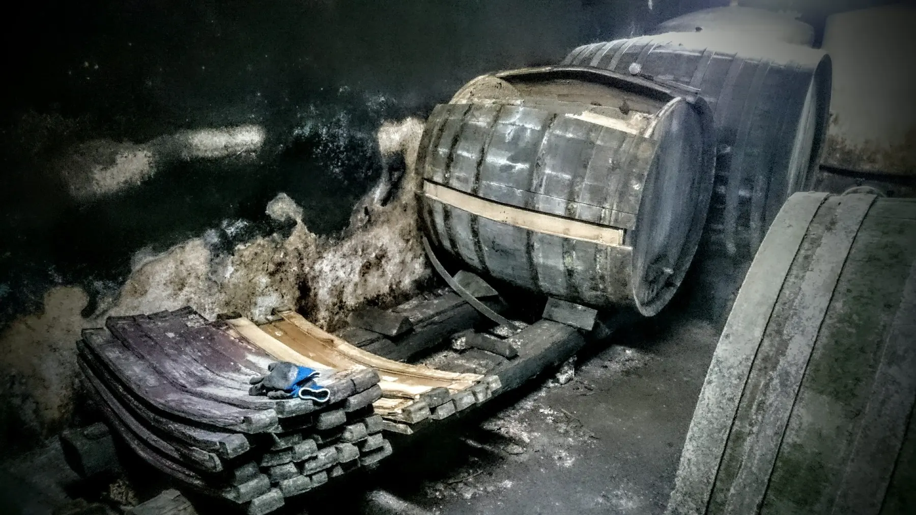 Historische Weinfässer und Fassdauben als Ausgangsmaterial der HSPi Barrel Line