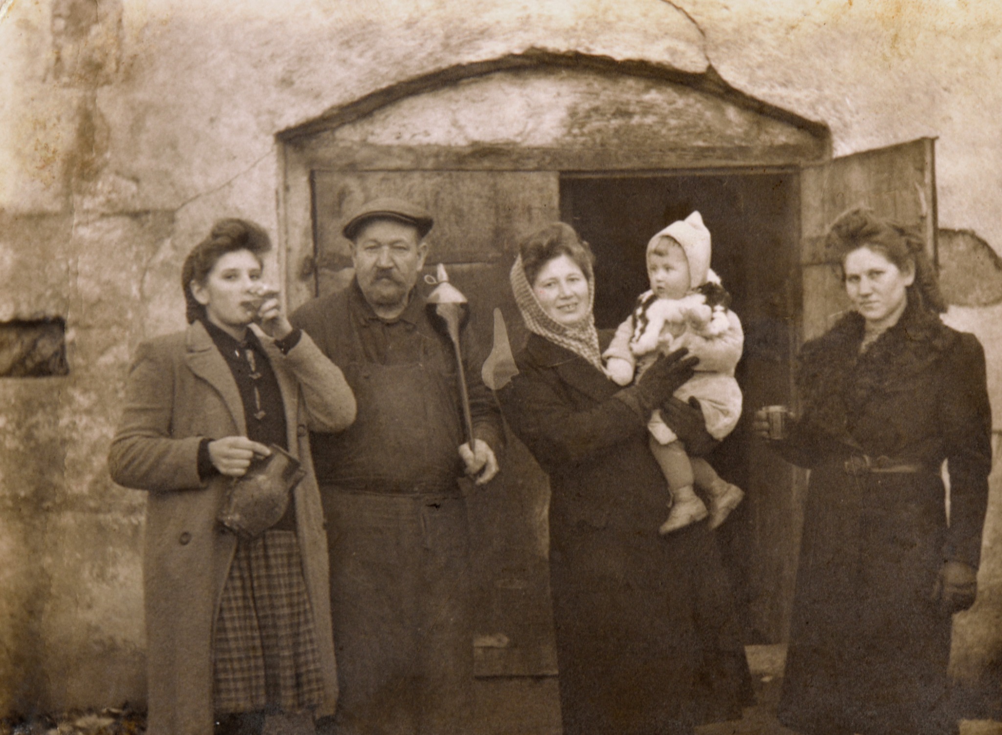 Historische Familienaufnahme mit Johann Schiwampl vor einem Hauseingang