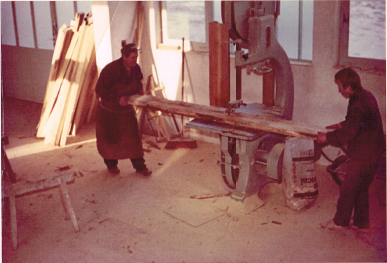 Wilhelm Schiwampl bei der Arbeit in der Fassbinderwerkstatt