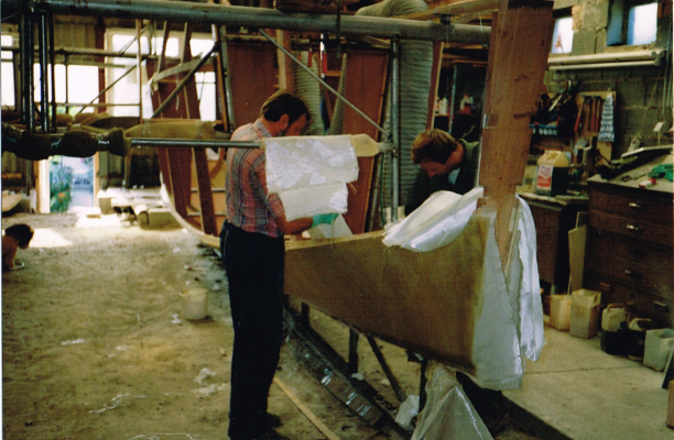 Arbeiten am Rumpf der FINIKI in der Werkstatt