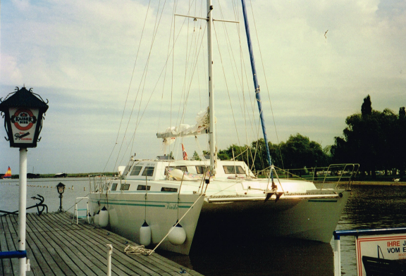 Der von Herbert Schiwampl senior gebaute Segelkatamaran FINIKI im Hafen