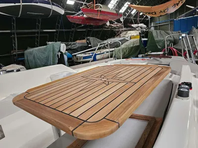 Individuelle Plicht der Peiso 26 mit Holztisch